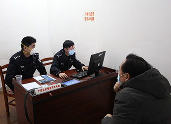 几毛钱伪劣口罩翻数倍出售 沪警方抓获25名犯罪嫌疑人